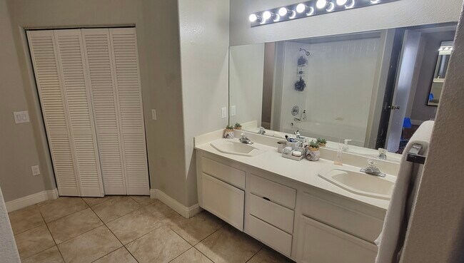 Building Photo - 6928 Oyster Shell Dr