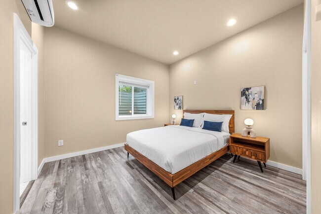 Building Photo - 917A 17th Ave