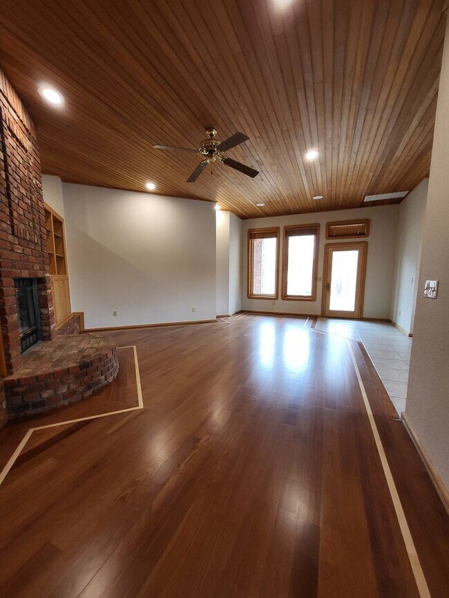 Building Photo - 604 Shadow Grove Ct