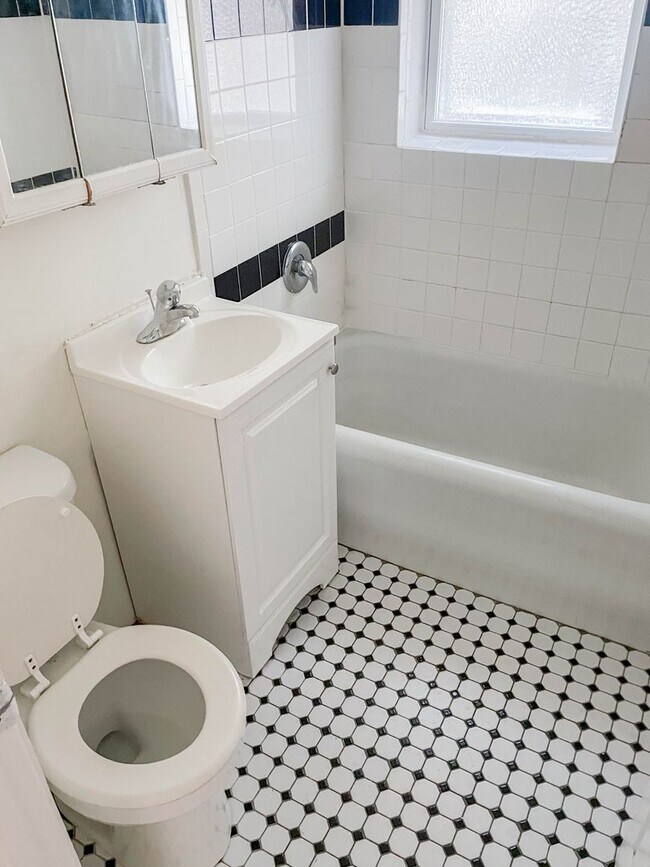 Interior Photo - 3912-28 N. Pine Grove