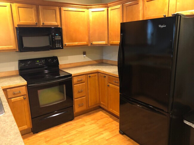 Building Photo - 3 Bedroom 2.5 Bath Condo across from Outla...