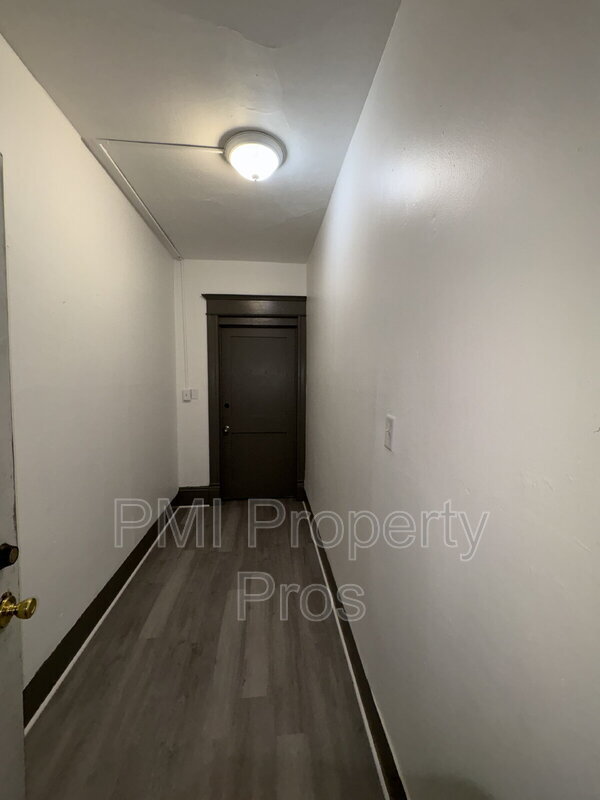 Building Photo - 140 E Chambers St
