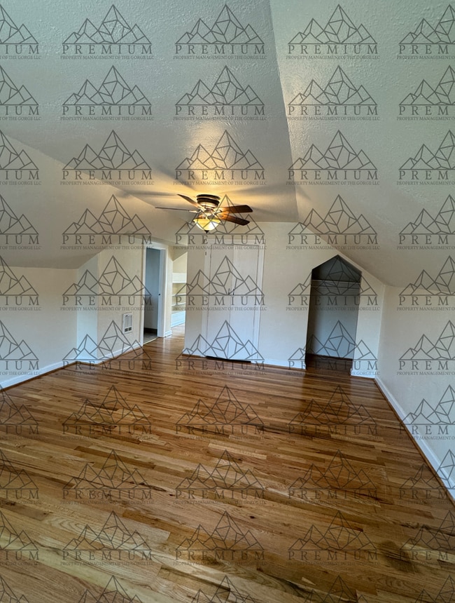 Building Photo - Large 4 Bedroom 2 Bath