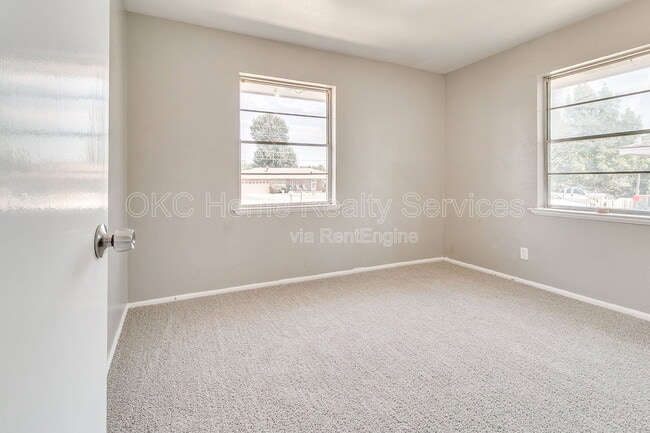 Building Photo - 8712 NE 25th St