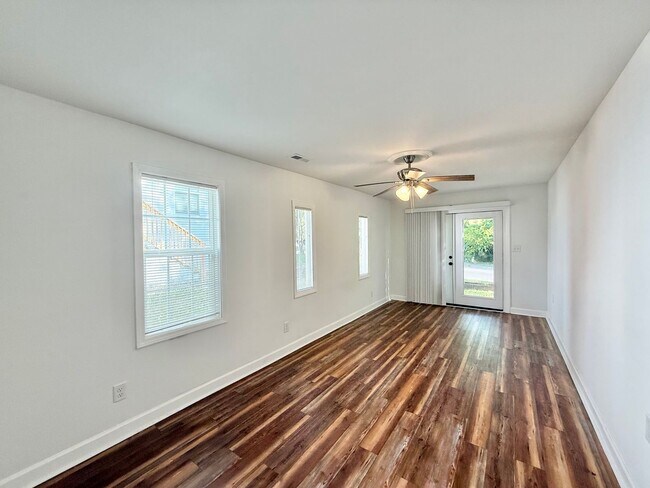 Building Photo - **OFFERING REFUNDABLE APPLICATION FEES & $150 MOVE IN PROMOTION** Newly Remodeled 3BD, 1BA Raleig...
