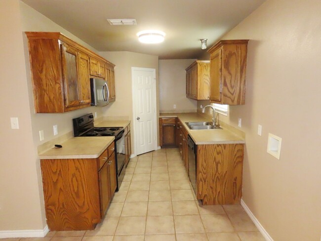 Building Photo - Beautiful 3 Bedroom, 2 Bath Duplex in Lind...