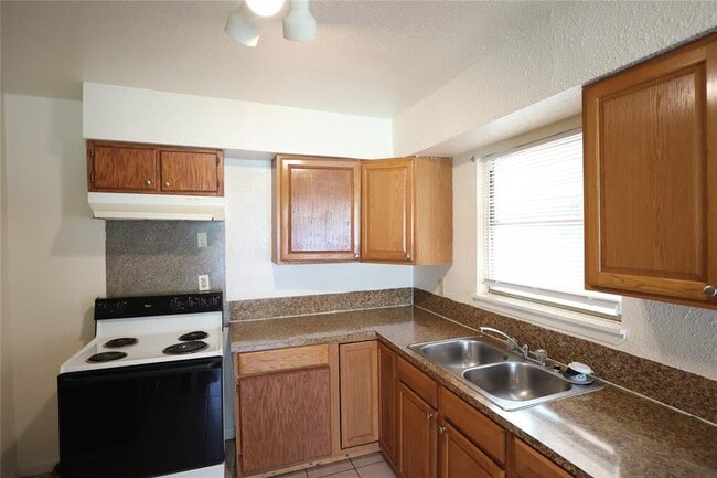 Building Photo - 5734 Lyndhurst Dr