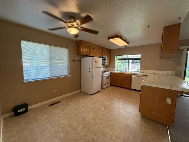 Building Photo - A Cute Single Quiet Court Home!