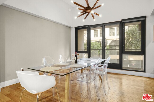 Building Photo - 460 S Spring St