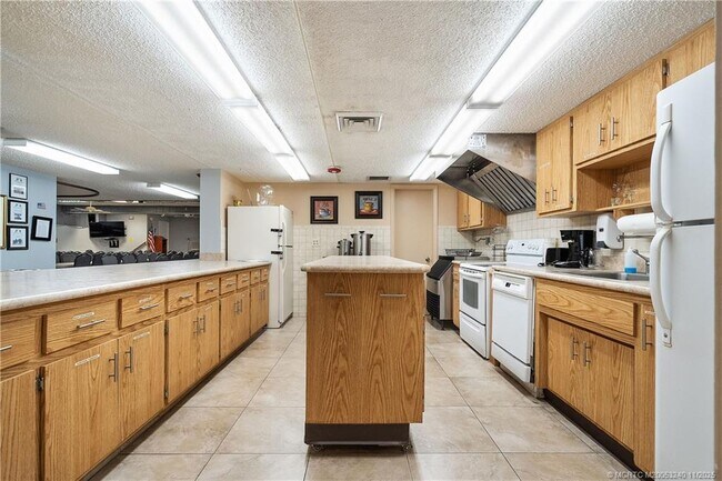 Building Photo - 9 Lake Vista Trail