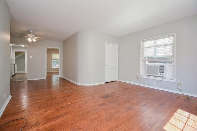 Building Photo - 2718 Wroxton Rd