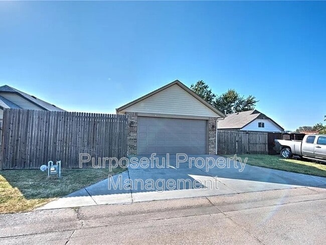 Building Photo - 2102 Lonnie Ln