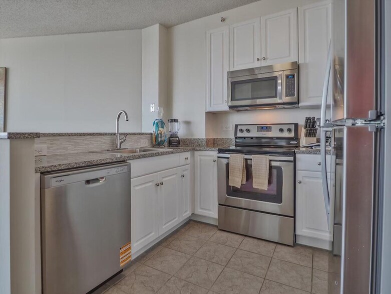 Building Photo - 33 Hudson St