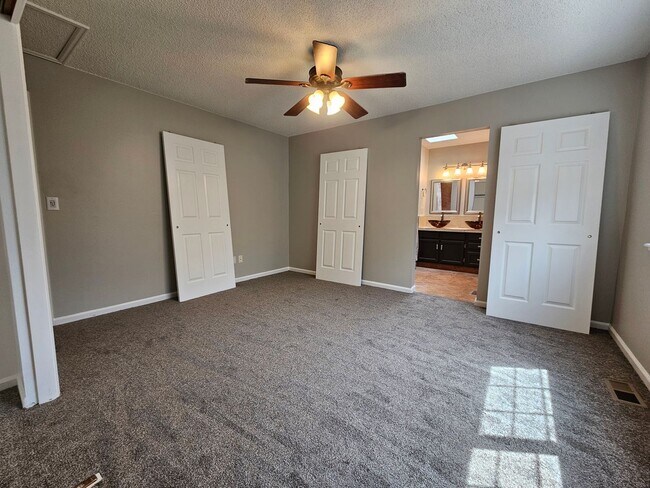 Building Photo - Aurora Highlands 3 Bed 2 1/2 Bath House w/...