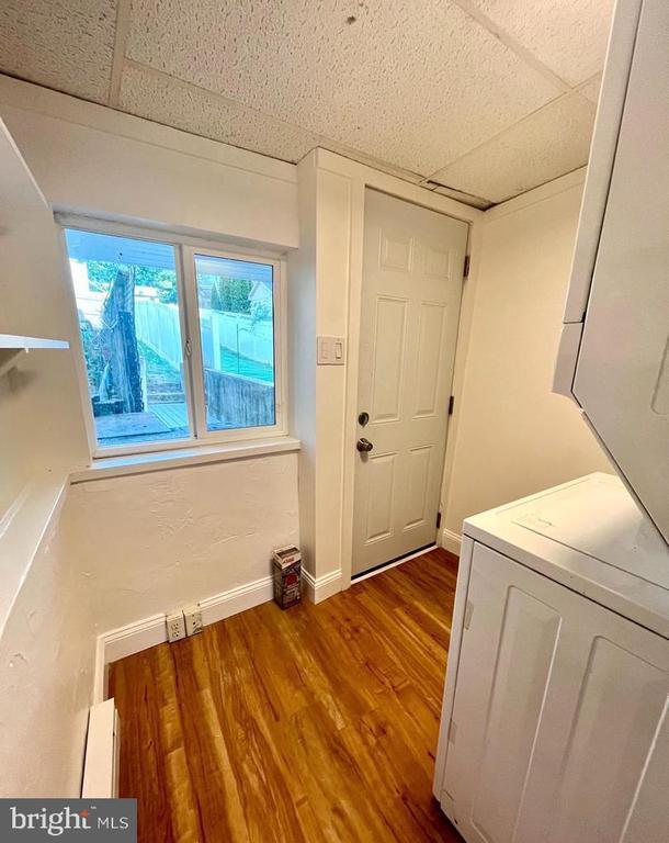 Building Photo - 119 Maple St