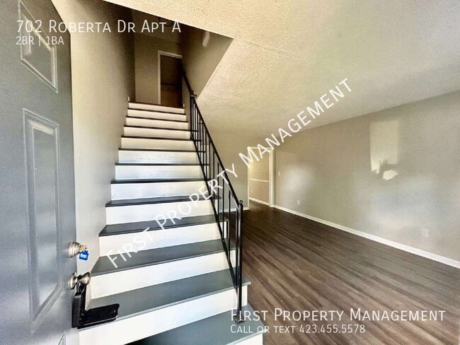 Building Photo - 702 Roberta Dr