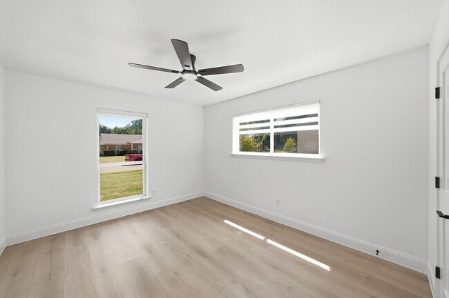 Building Photo - 7765 El Pensador Dr