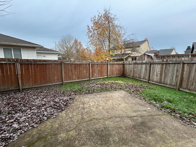 Building Photo - Three Bedroom Duplex
