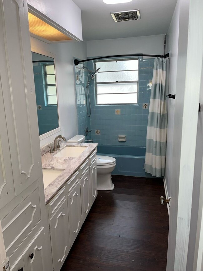 Building Photo - 1030 Manor Pl