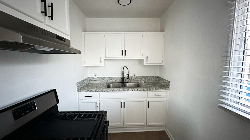 Building Photo - 4873 Ascot Ave