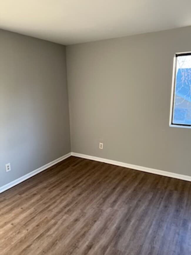 Building Photo - Newly renovated 1 Bedroom Apartment ready for move in!