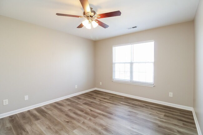 Building Photo - 1220 Maple Ridge Dr