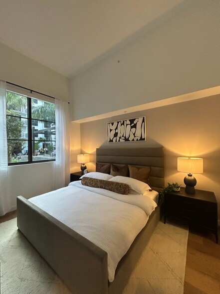 Building Photo - 1625 NE 124th St