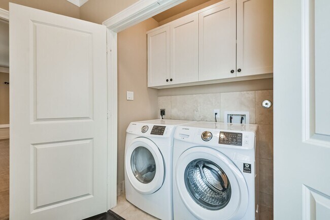 Building Photo - For Lease | 3 Bed, 2 Bath | 2,442 Sq Ft | ...