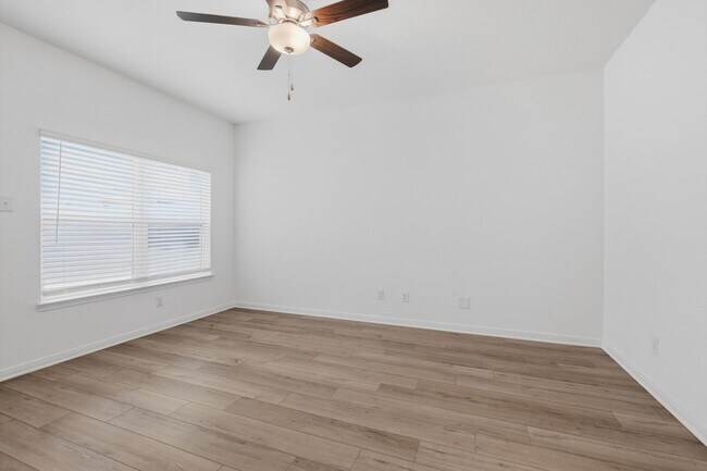 Building Photo - Clean & Modern Townhome with No Carpet and Lawn Service Included