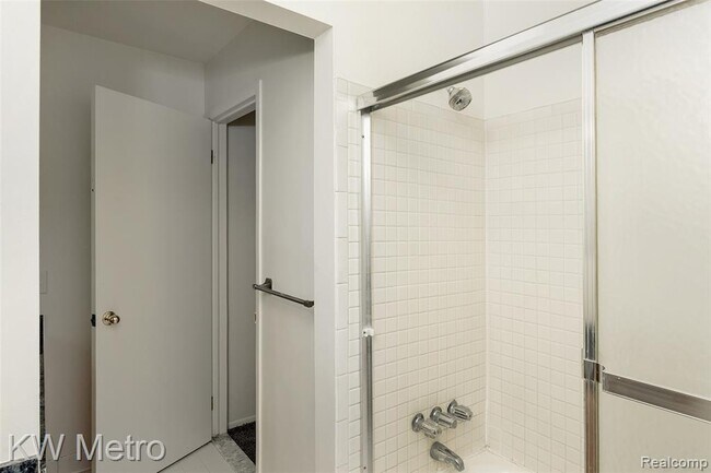 Building Photo - 2425 Torquay Ave