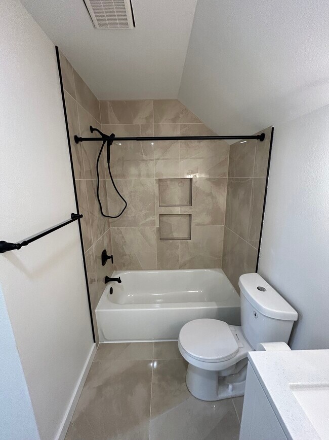 Building Photo - 2050 Roosevelt Ave