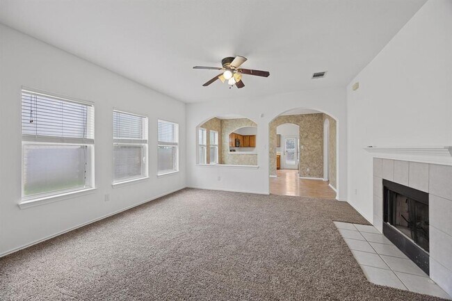 Building Photo - 914 N Creek Blvd