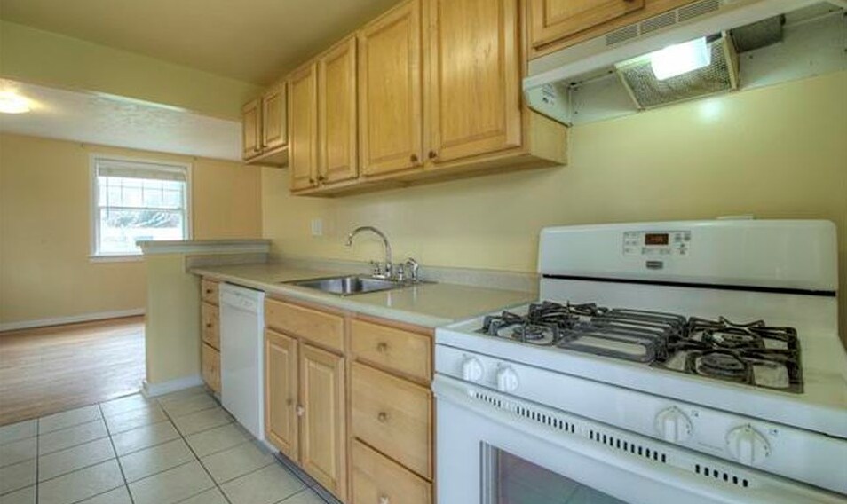 Building Photo - 1614 Westhill Rd