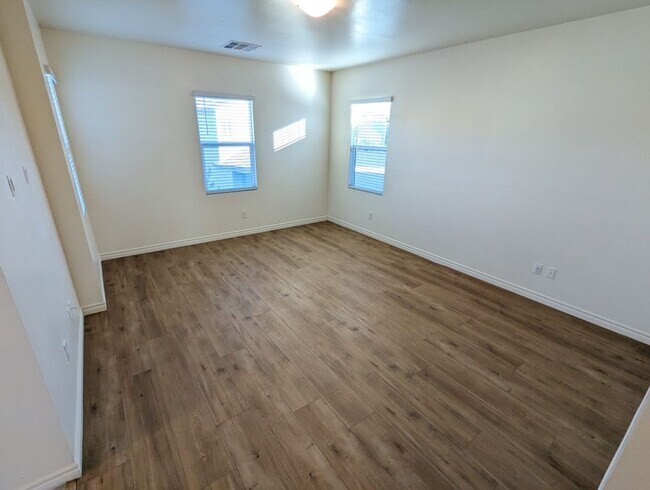 Building Photo - 1310 Ossa St