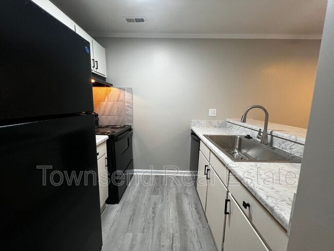 Building Photo - 5850 Century Oaks Dr