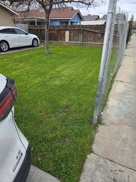 Building Photo - 508 S Dearing Ave