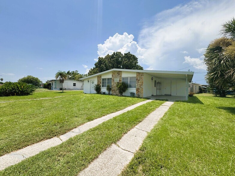Building Photo - Cozy 3 Bedroom Home with Updated Kitchen and Spacious Yard in Port Charlotte