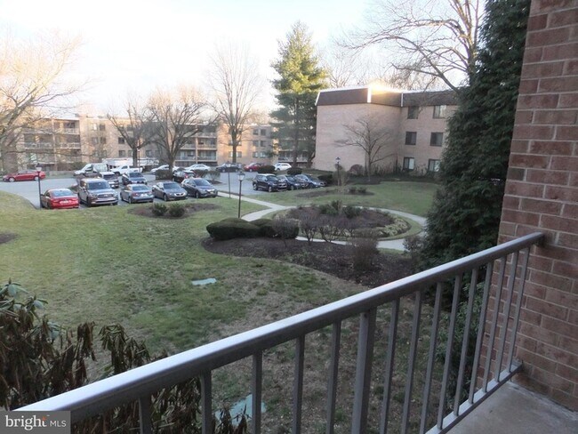 Building Photo - 1640 Oakwood Dr