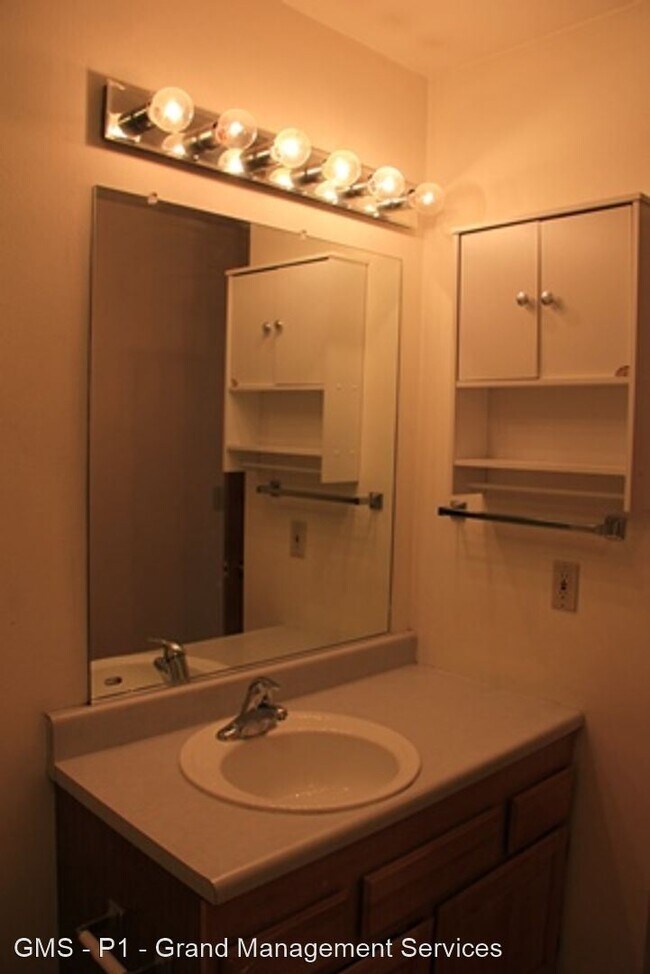 Building Photo - 2 br, 1 bath Apartment - Sea Mist Apartmen...