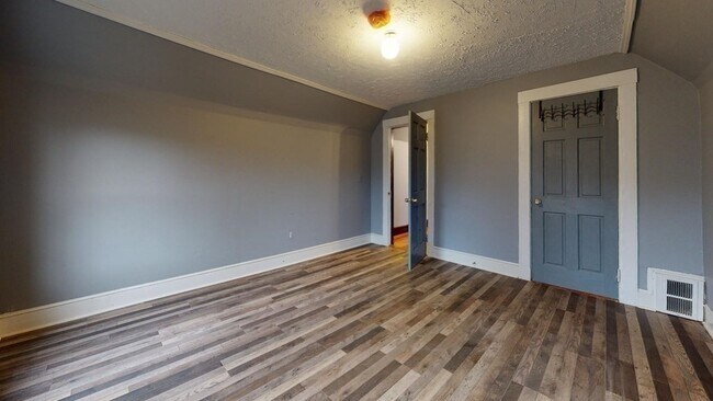 Building Photo - 12 Bentham Rd
