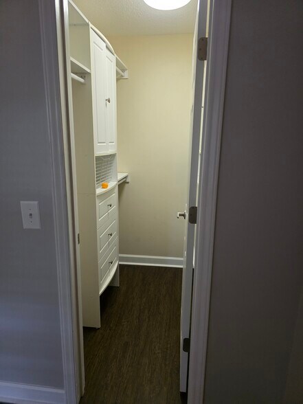 Building Photo - 1221 Westview Ln
