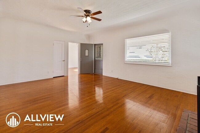 Building Photo - Charming 3 Bedroom 1 Bath Costa Mesa Bungalow