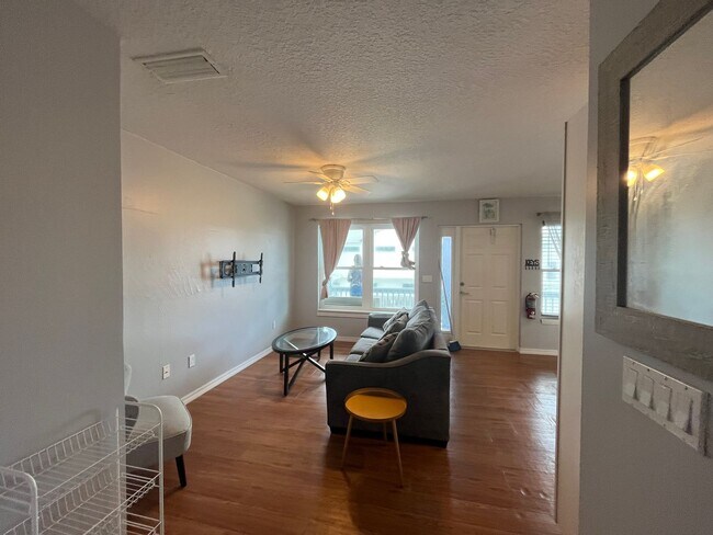 Building Photo - Flagler Beach 2BR/1.5BA Fully Furnished Upstairs Apartment – Across from the Ocean