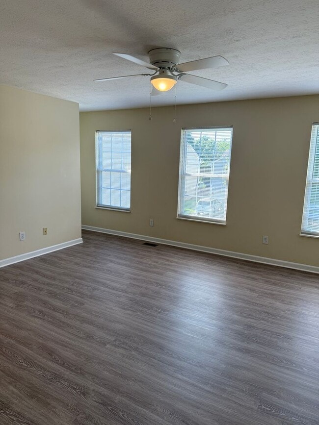 Building Photo - Updated 4 Bedroom 2.5 Bath house in conven...