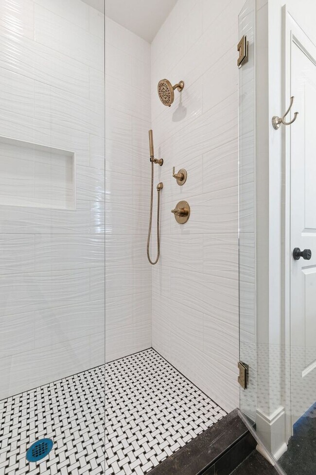 Building Photo - Brand New Build Townhouse in Charlotte Park