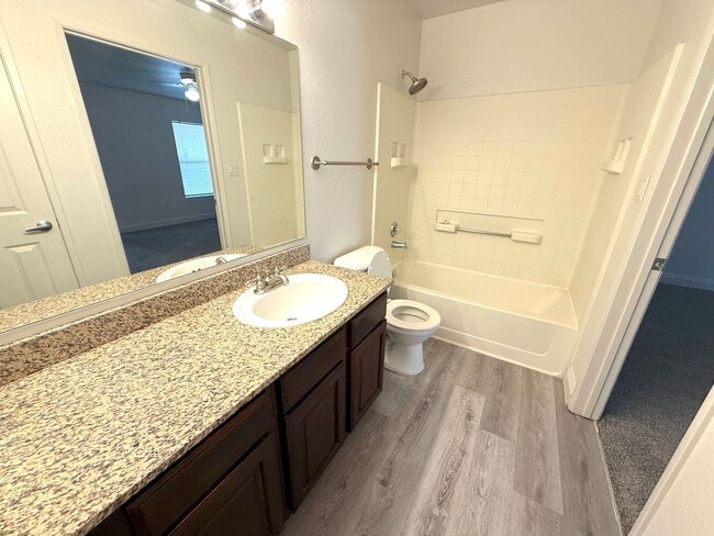 Building Photo - SPACIOUS 3BED/2BATH CONDO ON THE FIRST FLOOR!