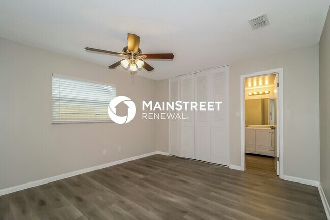Building Photo - 4 Bedroom Pet-Friendly Home in FERN PARK, FL with Main Street Renewal