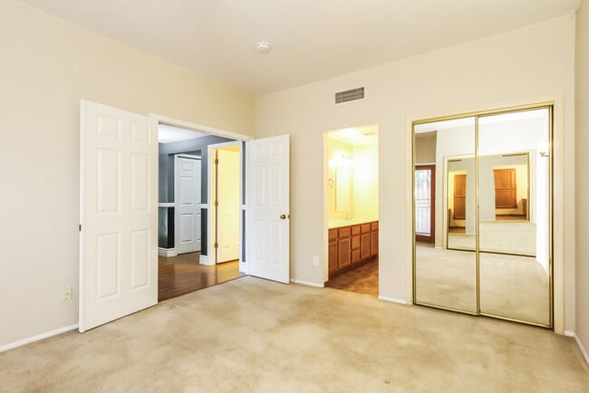 Building Photo - 2033 N Sunset Dr