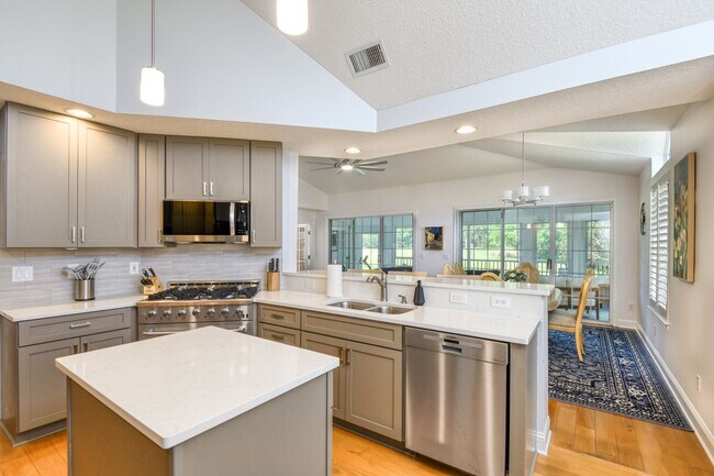 Building Photo - Luxury 3-bedroom - 4 bath with garage