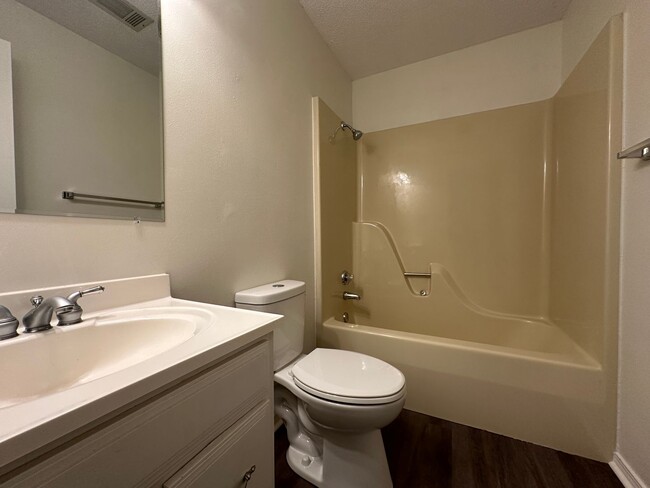 Building Photo - Gorgeous 3 Bed / 2 Bath Home in Barling